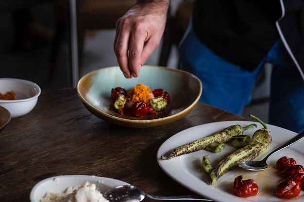 Повар готовит блюдо